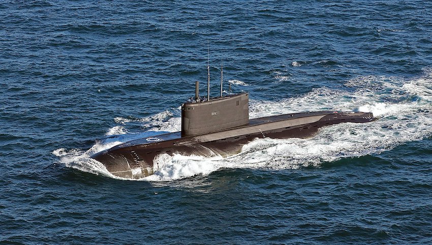 1280px-Kilo-Class_Russian_Submarine_MOD_45165129.jpg